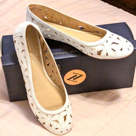 Adrienne Vittadini White floral cutout ballet flats size 7 - Picture 4 of 9